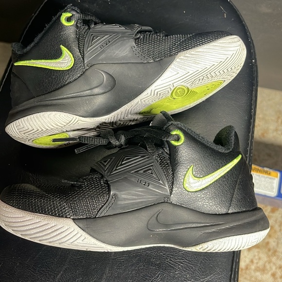 Boys Nike Kyrie Flytrap 3 Basketball Shoes Size 11C - Picture 5 of 13